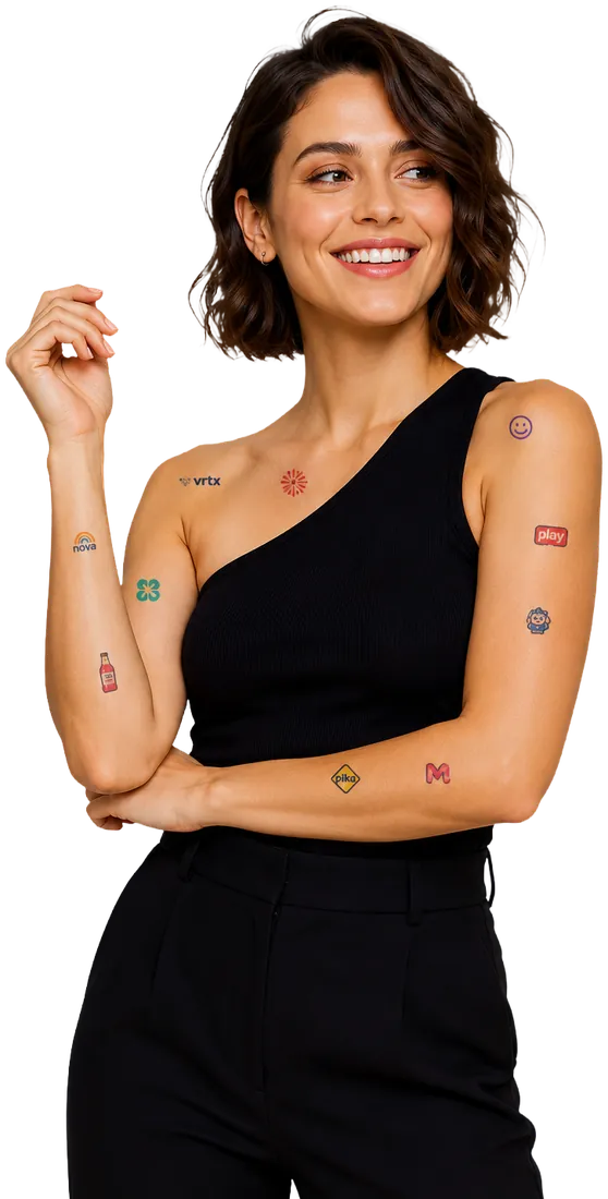 Mujer con tatuajes temporales de logos de marca en brazos y hombros