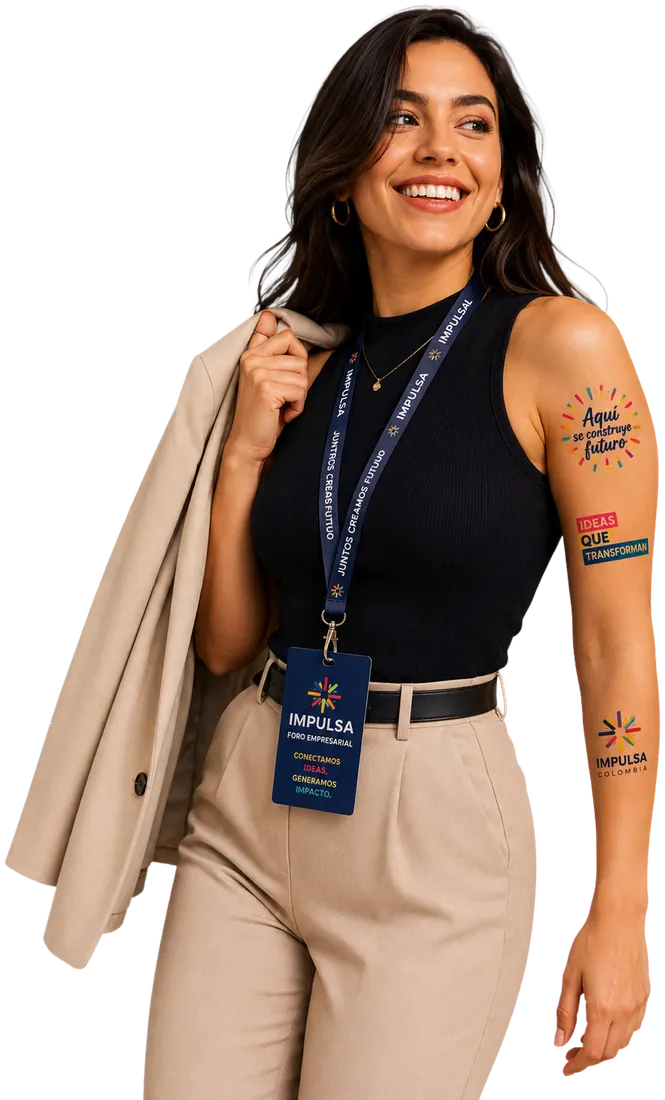 Asistente a un foro empresarial con tatuajes temporales de la marca en el brazo