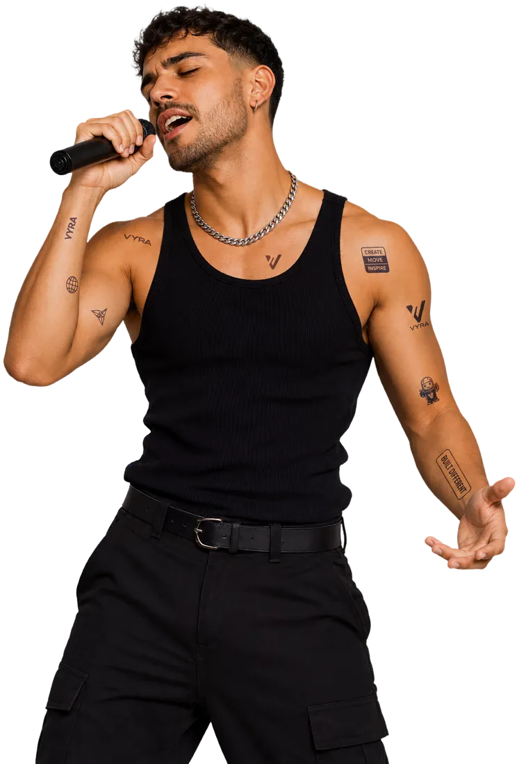 Cantante en un evento con tatuajes temporales de marca en pecho y brazos