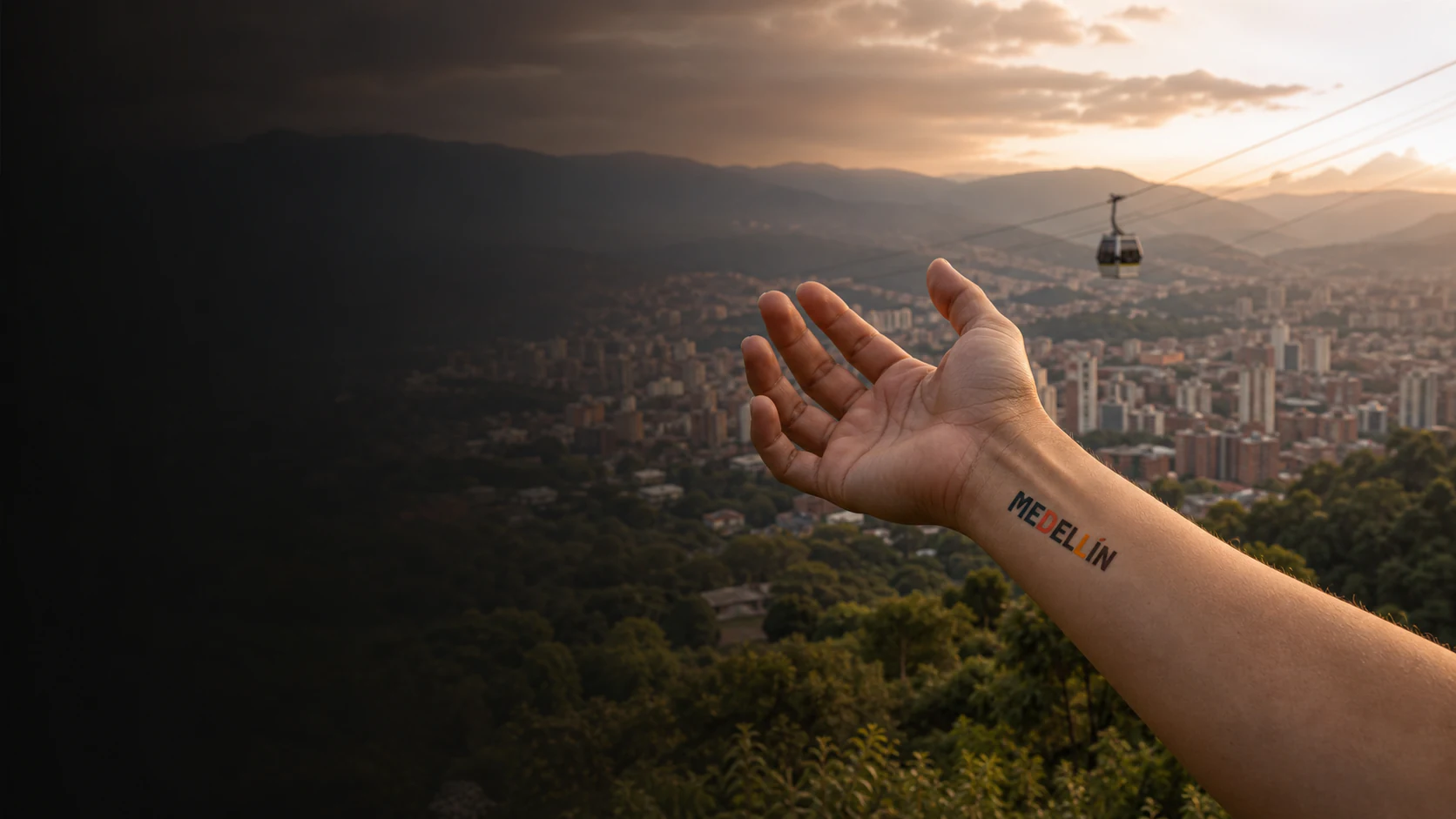 Vista del valle de Medellín con el Metrocable y un antebrazo con un tatuaje temporal que dice Medellín