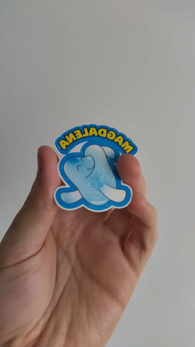 Tatuaje temporal troquelado con un manatí y el nombre Magdalena producido para Alpina