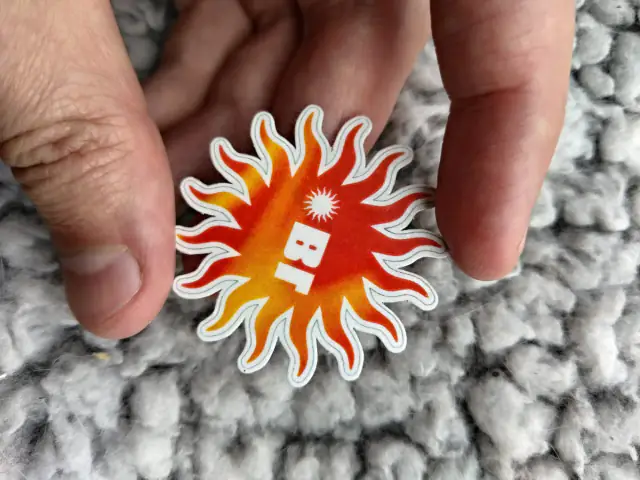 Tatuaje temporal troquelado con diseño de sol creado para Biid