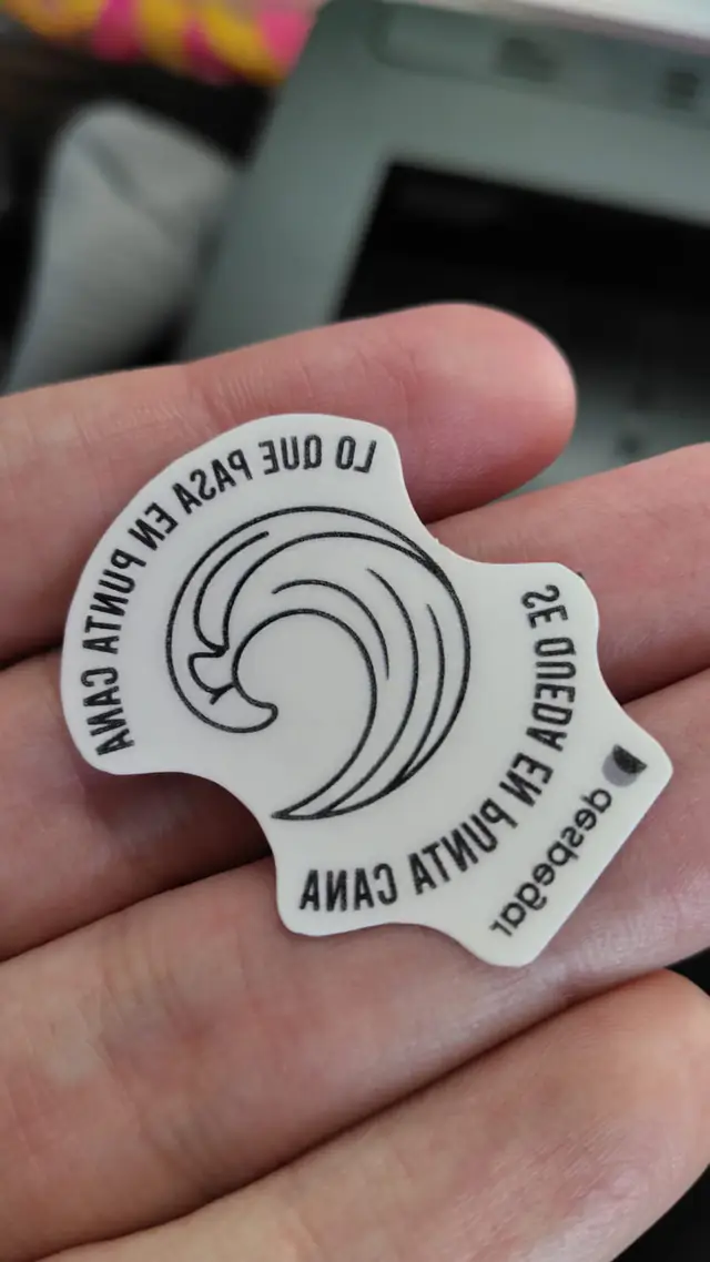 Tatuaje temporal troquelado con una ola y la frase de Punta Cana producido para Despegar