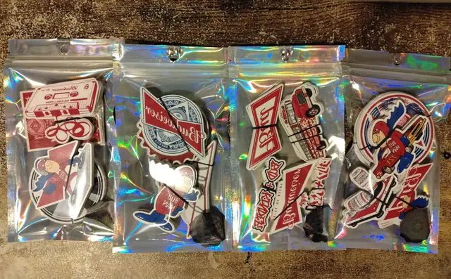 Sobres holográficos con tatuajes temporales de campaña cervecera producidos para Mercadeo Efectivo