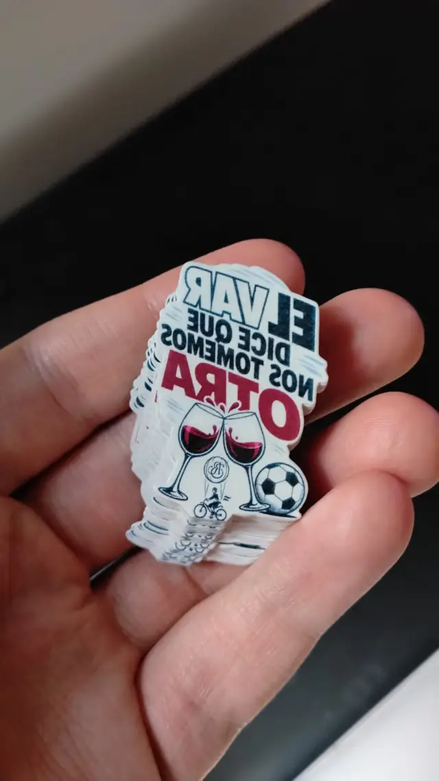 Pila de tatuajes temporales con copas de vino y un balón de fútbol producidos para Ramón Bilbao