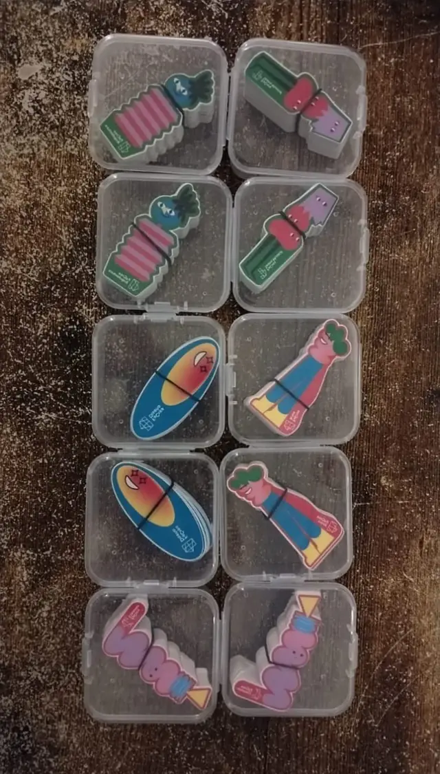 Cajas con tatuajes temporales de personajes ilustrados producidos para la Universidad del Rosario