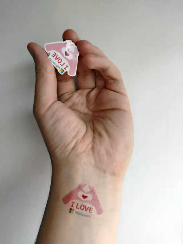 Tatuajes temporales de una marca de software asociados al trabajo realizado para Xtric